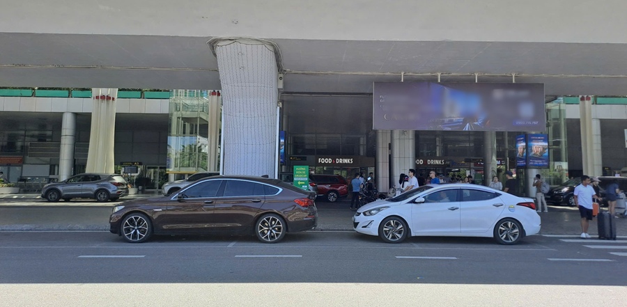 Private transfer vehicles waiting at Da Nang International Airport