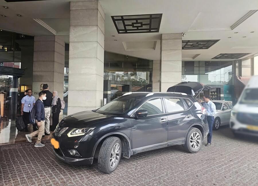 ハノイのホテルに到着するお客様を送る専用車