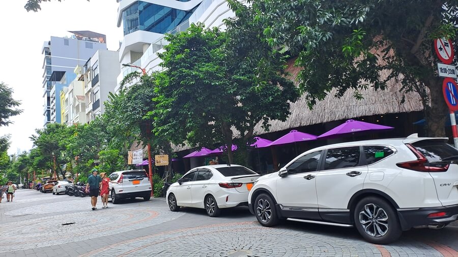 Private cars available for pickup in An Thuong, Da Nang