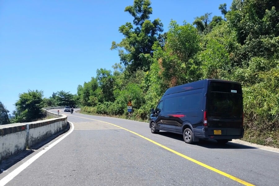 Private van traveling from Hue to Da Nang via Hai Van Pass