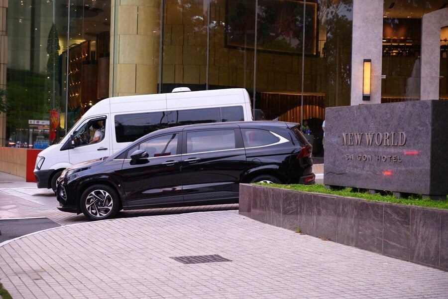 7-seat and 16-seat vehicles leaving a hotel in Ho Chi Minh City for a factory visit