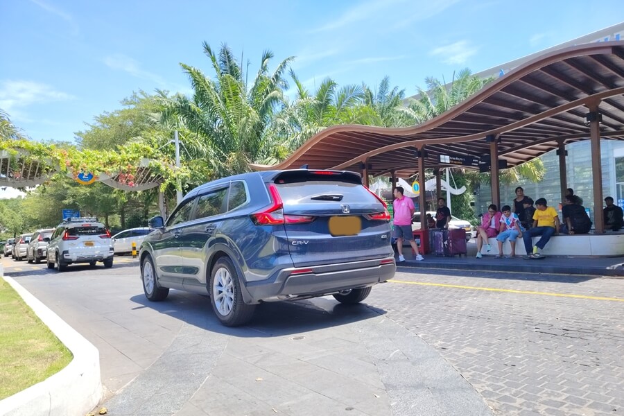 Private car driving through Da Nang Airport pickup area