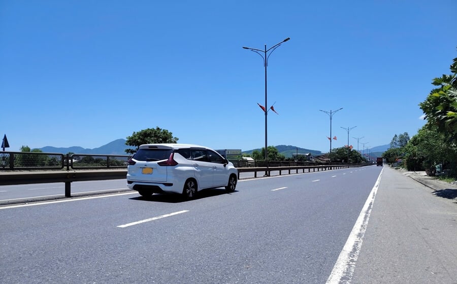 7-seat car traveling on a road in Vietnam for a factory visit