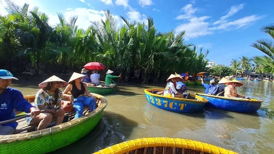 Guests use basket boats in Cam Thanh coconut villlage during the car trip from Da Nang